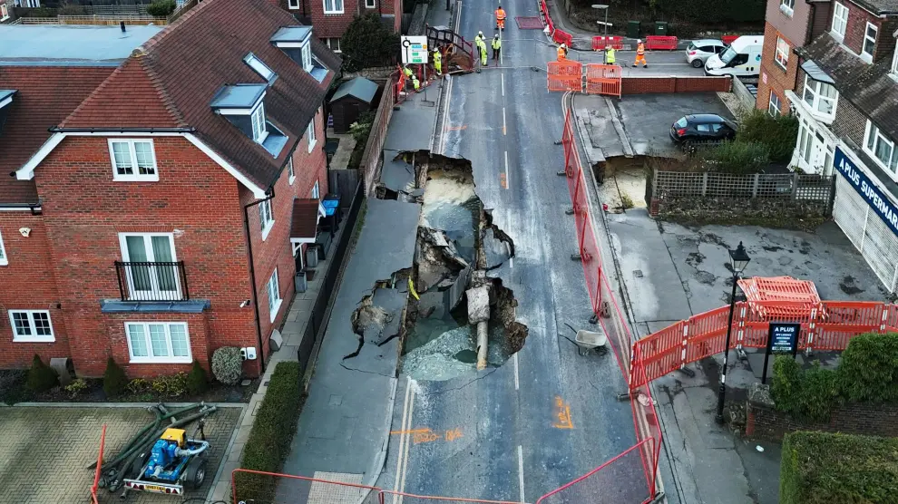 La aparición de un socavón de 20 metros en un pueblo de Inglaterra obliga a evacuar a los vecinos: "Estábamos aterrorizados"
