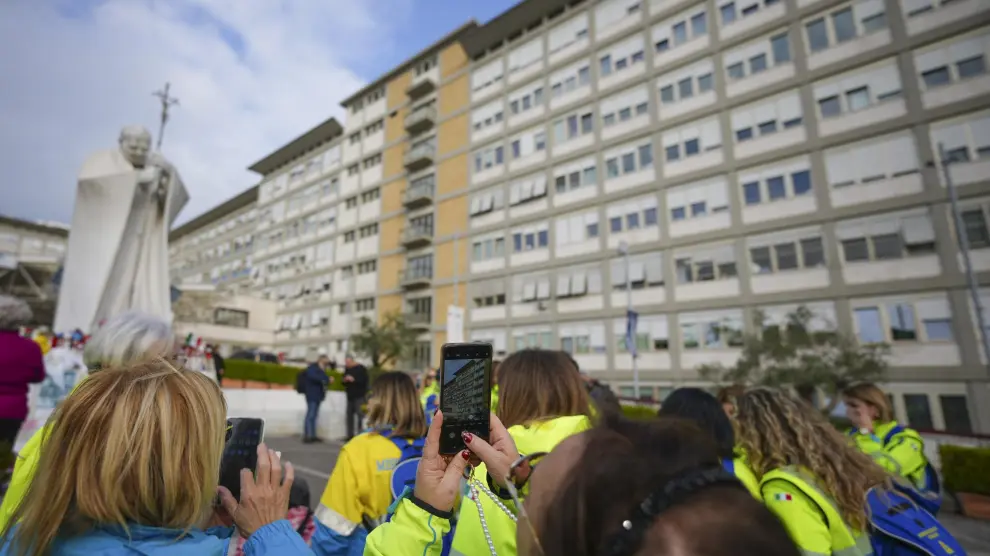 Estado de salud del papa Francisco, en directo | Continúa su recuperación y  un médico da