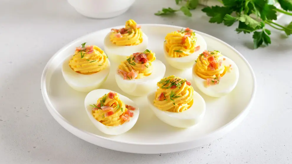 Huevos rellenos con bacon crujiente ahumado: una receta económica por menos de 1 euro