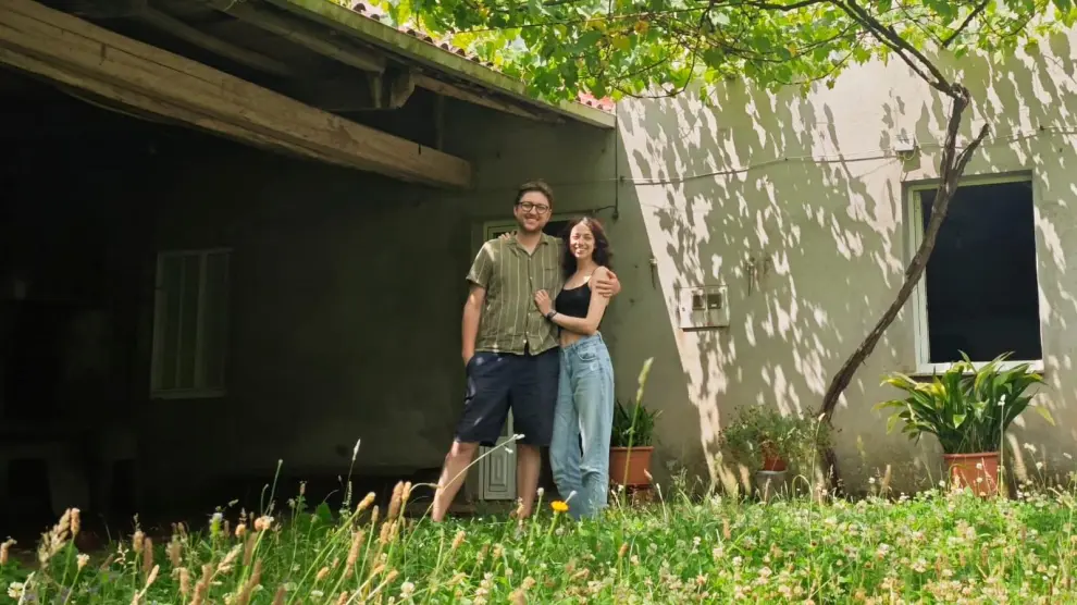 Claudia Jara, de 29 años, y su novio, Javier Dean, en su nueva vivienda.