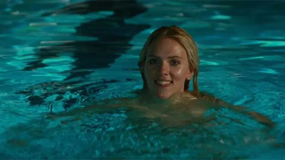 Scarlett Johansson se baña completamente desnuda en su nueva película