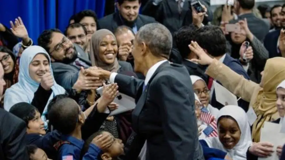 Obama pide a musulmanes sentirse parte de EE UU en su primera visita a una mezquita
