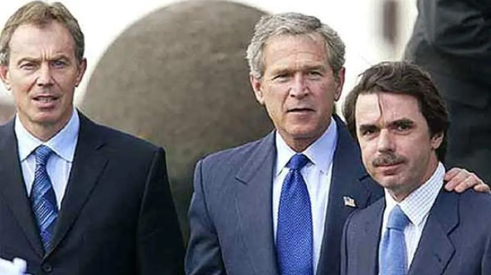 De izda a dcha: Tony Blair, George W. Bush y José María Aznar, durante su encuentro en las Azores hace diez años.