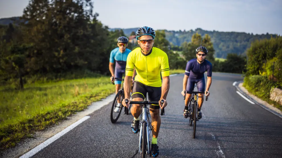ciclistas-con-casco.jpeg