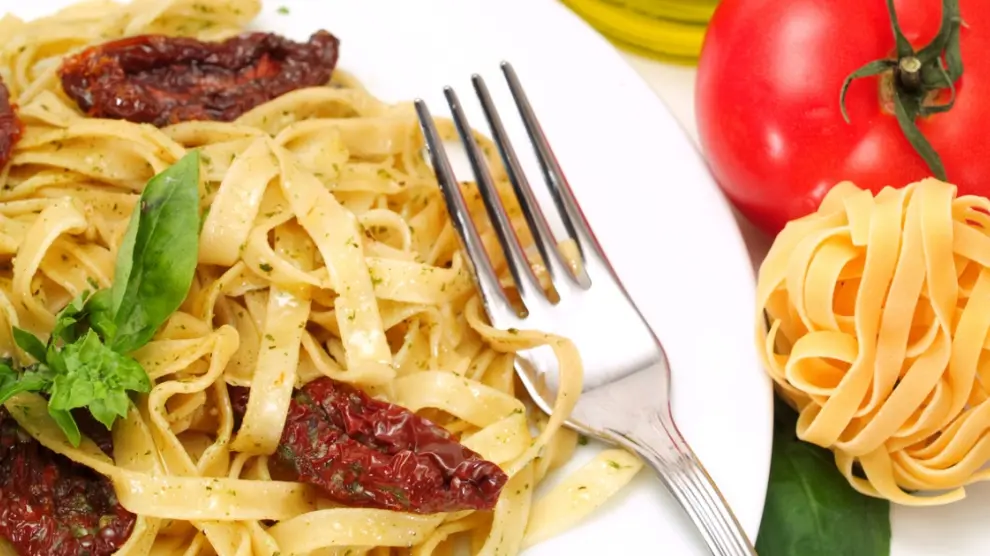 Tallarines con tomate seco y nata, un plato de pasta sencillo y barato