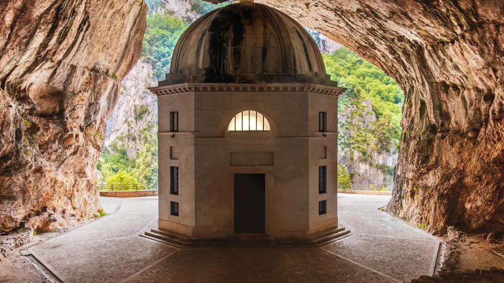 El impresionante santuario escondido en el interior de una cueva con más de 200 años de historia