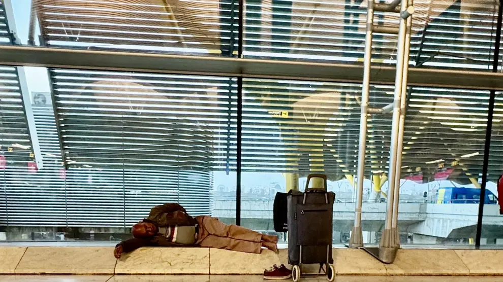 AENA amenaza con desalojar a 400 sintecho y solicitantes de asilo que duermen en Barajas y el Ayuntamiento pide evitar soluciones "precipitadas"