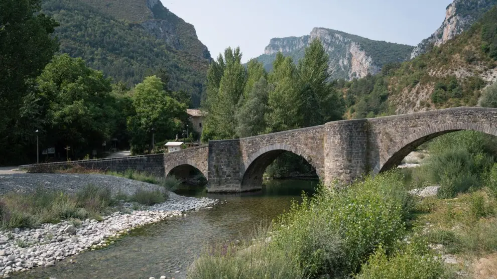 Fue una antigua vía romana, pero ahora es una ruta de senderismo poco conocida que conduce a un pueblo medieval