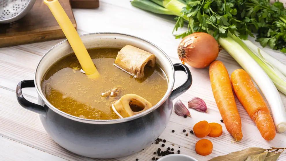 Este es el truco que debes saber para hacer el mejor caldo casero de huesos, según un carnicero