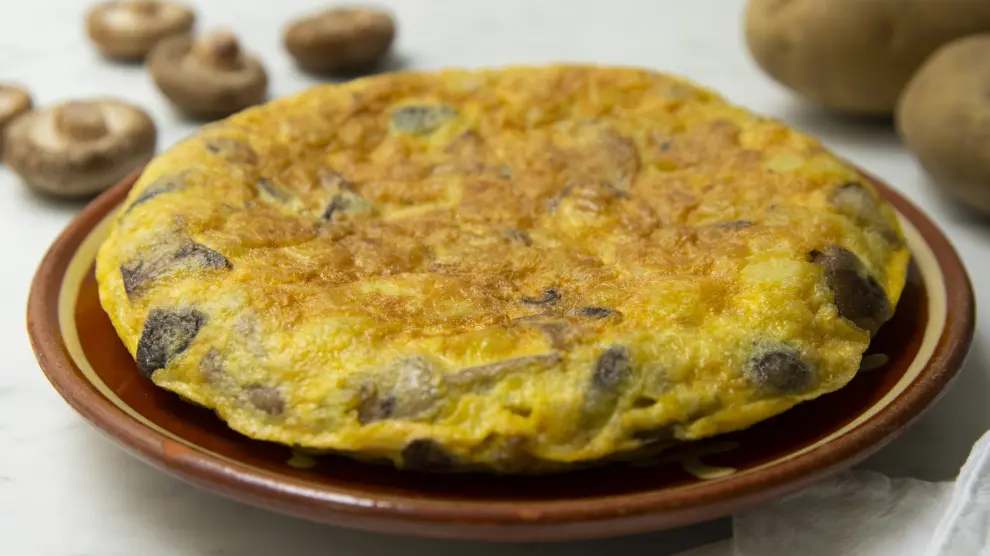 Tortilla de patatas con morcilla en freidora de aire, una receta barata y fácil de preparar