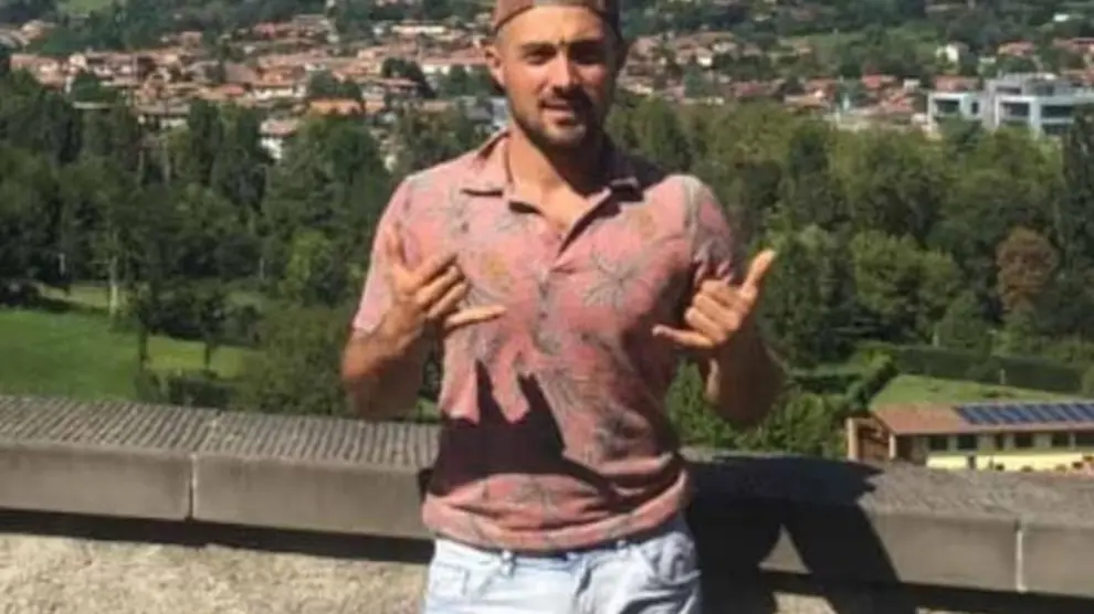 Así era Andrea Russo, el joven de 35 años que murió tras lanzarse hacia la turbina de un avión español: "Trató de rehacer su vida"