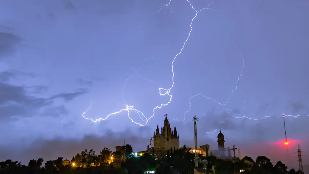 Las fuertes lluvias durante la noche en Barcelona provocan inundaciones en la parada de Drassanes de la L3 del metro