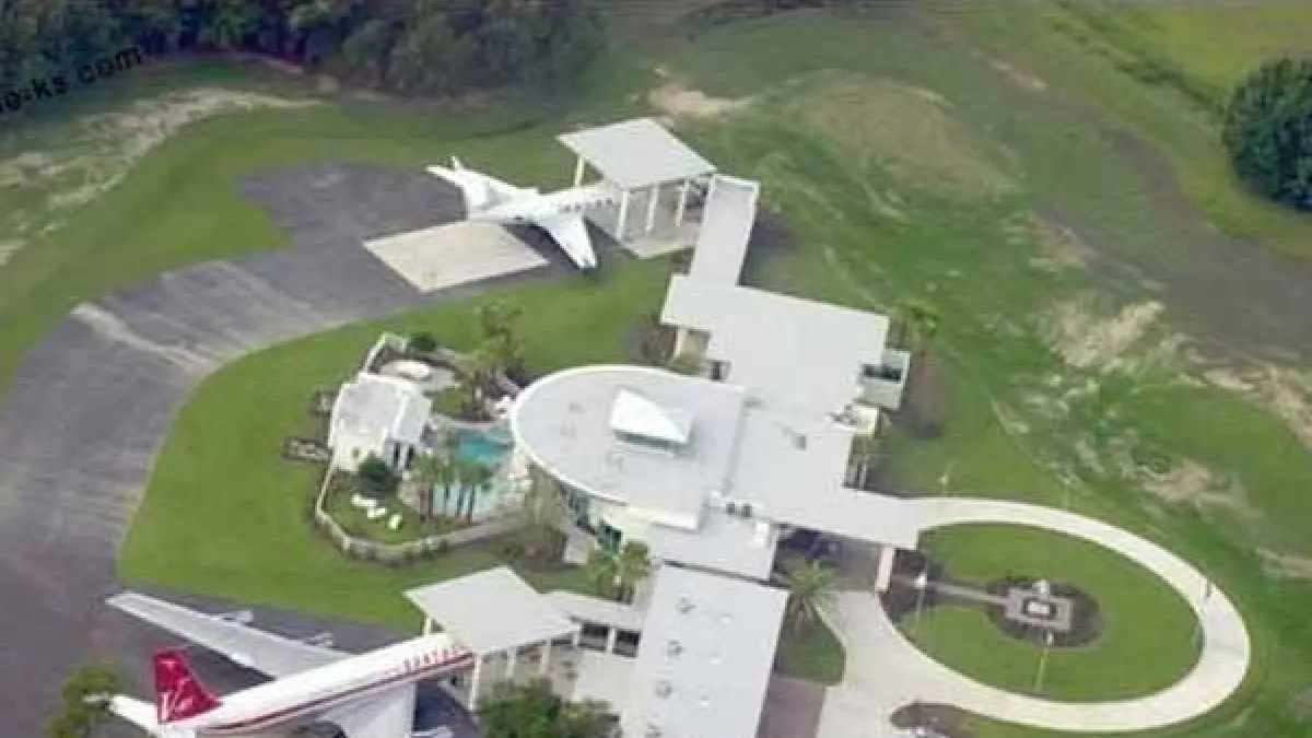 Casa De John Travolta Por Dentro Pese a sus cinco aviones privados, Travolta se muestra preocupado por el  calentamiento global