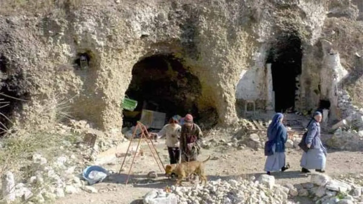 Descubren huesos humanos en el techo de una cueva del Sacromonte, donde