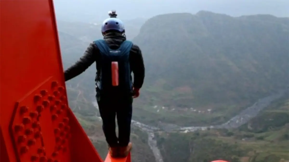 Vídeo Vídeo Realiza un salto desde el puente más alto del mundo