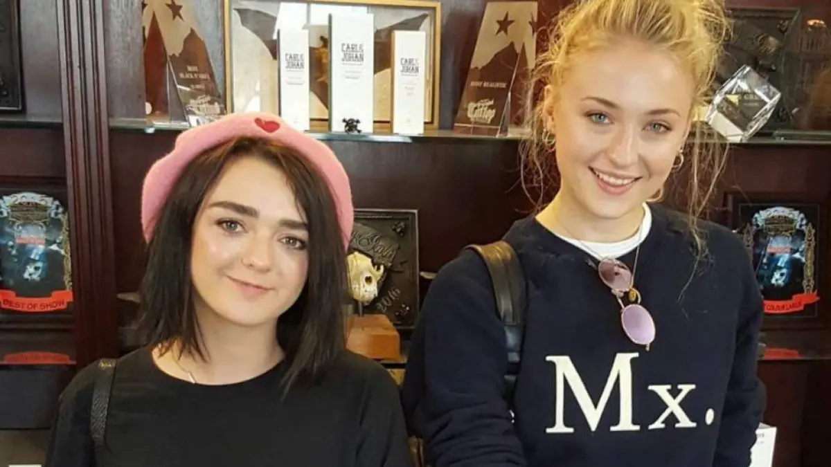 Maisie Williams Películas Y Programas De Televisión Fotos: Fotos: ¿Por qué Sophie Turner y Maisie Williams se besaban en el  rodaje de 'Juego de Tronos'? | Imágenes | Imágenes