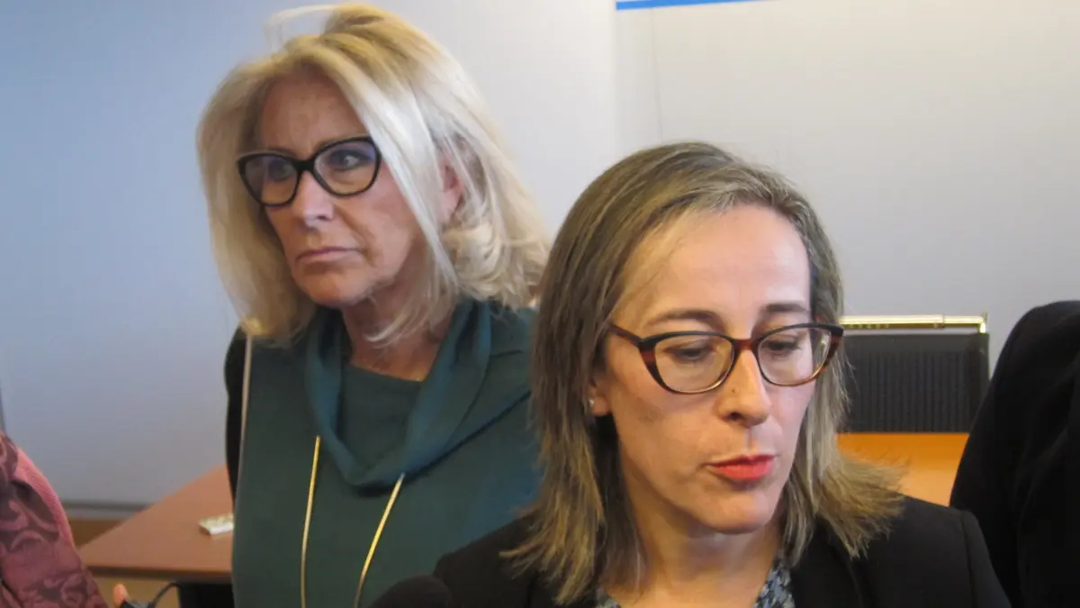 Ethel Vázquez acusa a Fomento de "callar" sobre la fecha del AVE por el