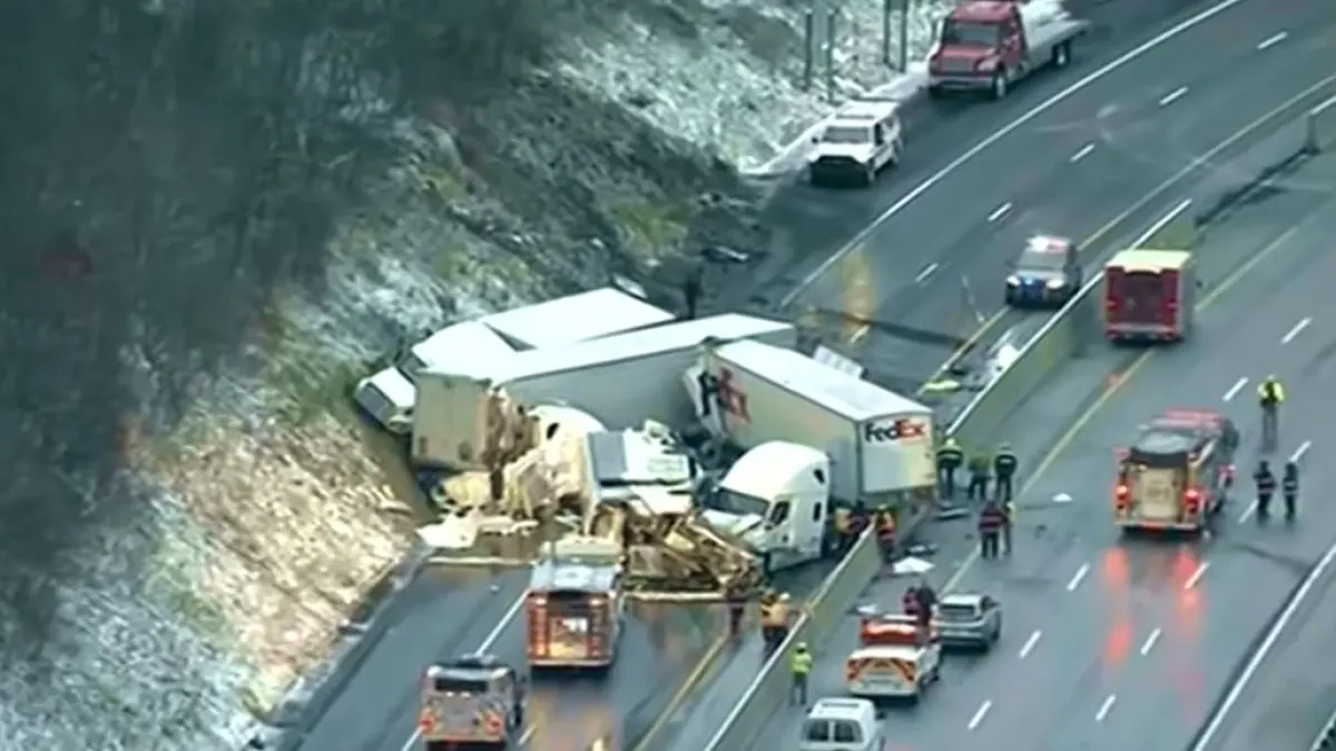 Cinco muertos y 60 heridos en un accidente múltiple con camiones y