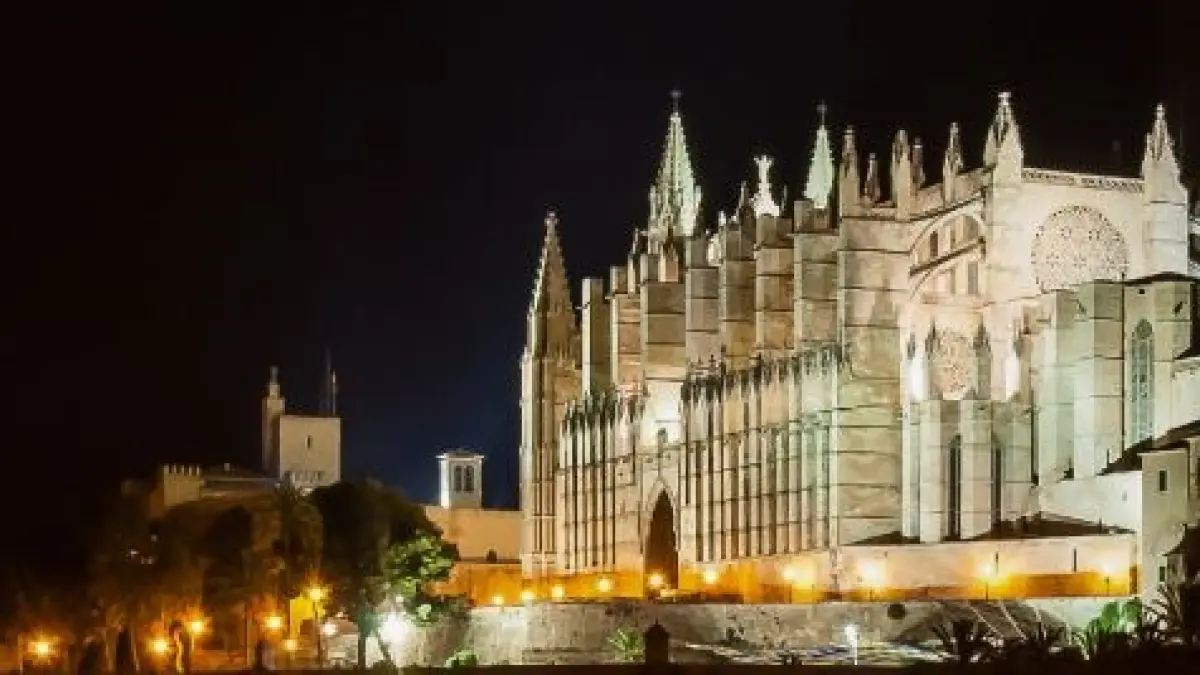Quien Hizo La Catedral De Barcelona La catedral de Sevilla, León, Barcelona o Santiago, además de la Mezquita:  los bienes a los que el Gobierno abre la reclamación a la Iglesia
