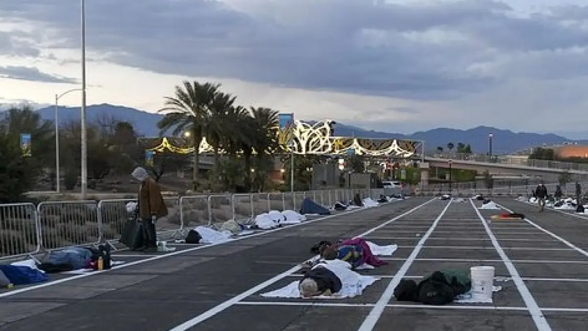 Ubican a personas sin hogar en EE UU en un aparcamiento tras detectar