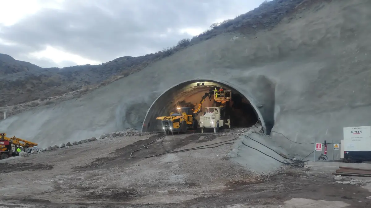 La perforación de túneles con explosivos en las obras de la carretera de La Aldea (Gran Canaria