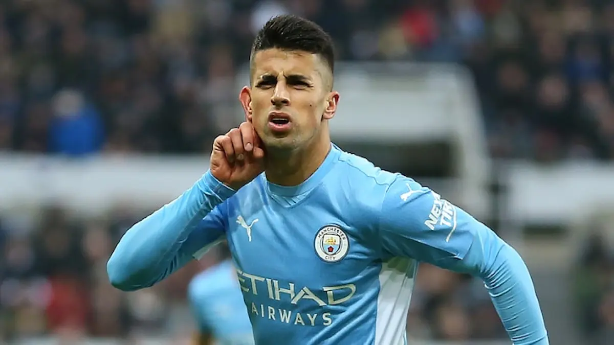 El conmovedor gesto de Cancelo salvando a un niño autista durante la invasión de campo tras el título del City