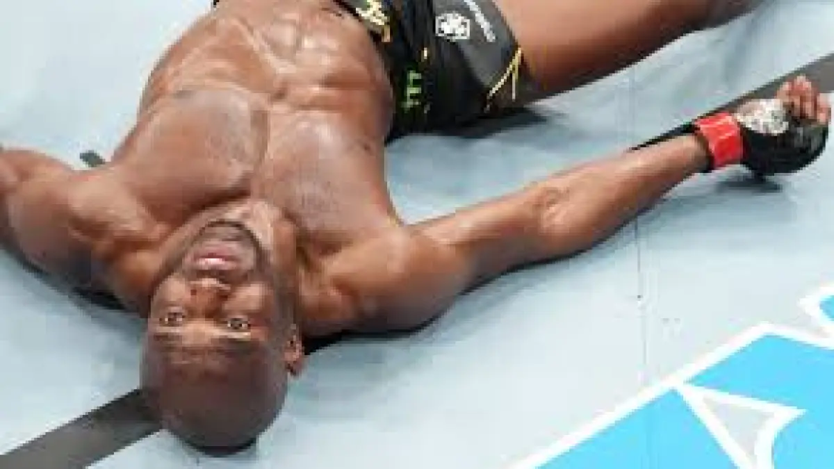 Impresionante KO para convertirse en campeón de la UFC: se queda inconsciente con los ojos abiertos