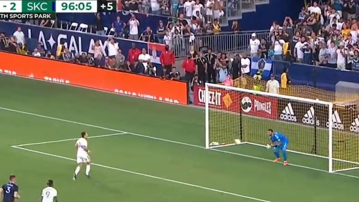 Chicharito Hernández tira un penalti ‘a lo Panenka’ en el minuto 96… y el portero lo detiene con facilidad