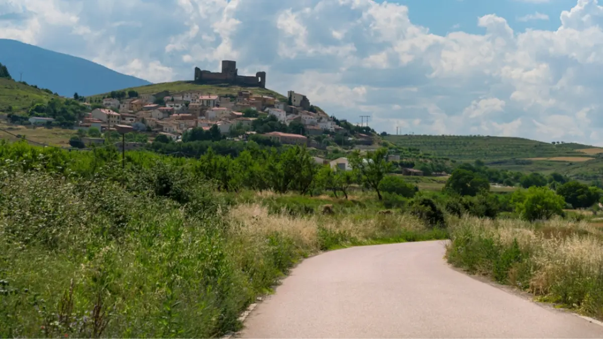 El castillo 'embrujado' que está en el único pueblo excomulgado y 'maldito' de España thumbnail