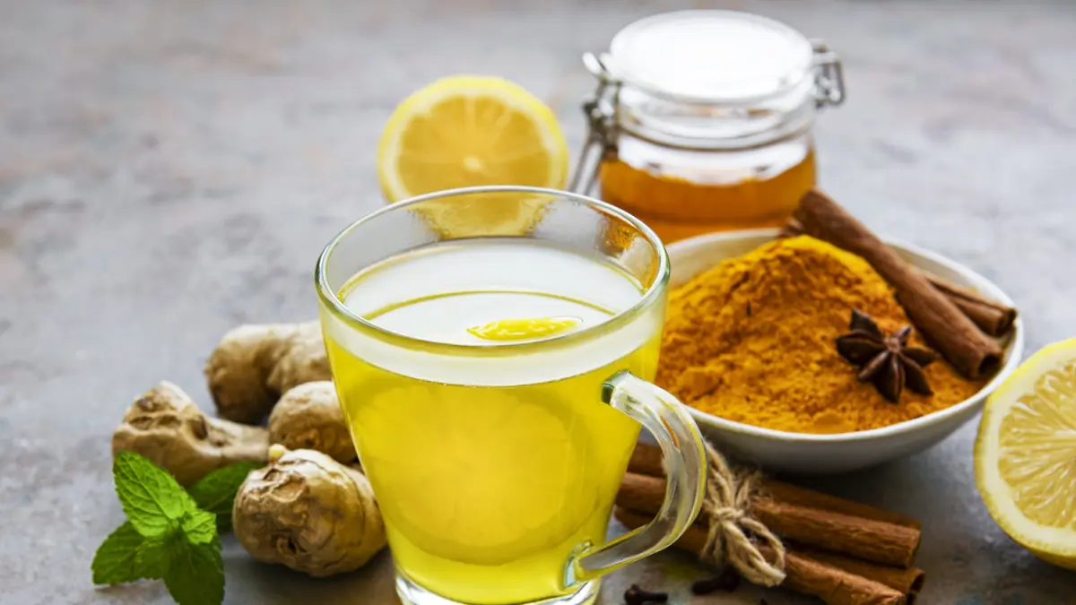 Té de cúrcuma antiinflamatorio con miel y limón