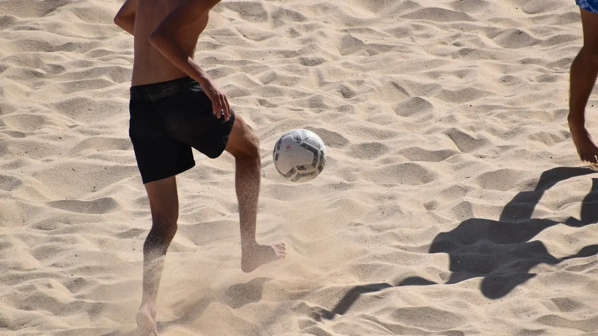 Deportes refrescantes que puedes practicar en la playa