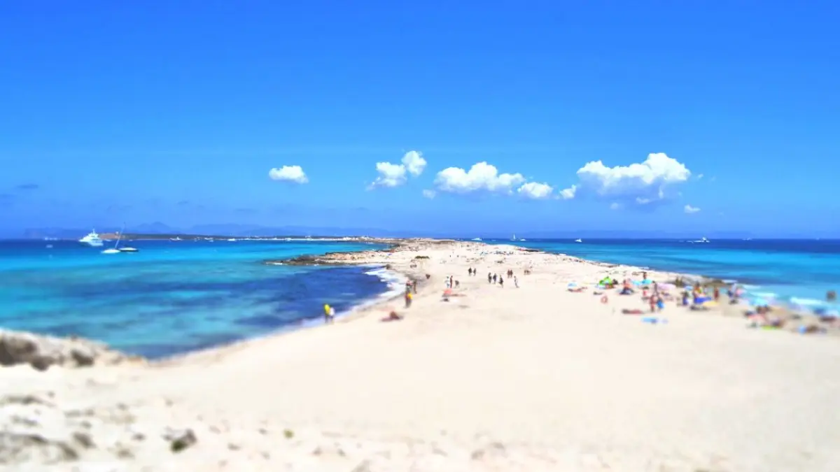 Viaja al Caribe sin salir de España: así es esta paradisiaca playa de Formentera thumbnail