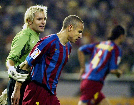 Consuelo. El portero del Valencia Santiago Canizares consuela a Henrik Larsson, del Barcelona, tras la victoria del equipo valencianista por 1-0.