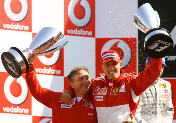 Michael Schumacher celebra su triunfo en el GP de Italia junto al encargado de Ferrari, Jean Todt. (Giampiero Sposito / REUTERS)