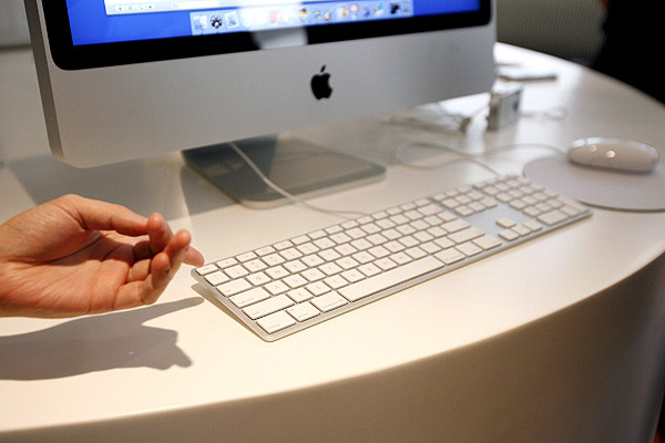 Nuevos productos en Apple. Detalle de la nueva línea de teclados de aluminio "ultra-delgada" que el presidente de la Apple, Steve Jobs, ha presentado junto a otros nuevos productos como los monitores iMac en las instalaciones principales de la empresa en Cupertino, California (EEUU).