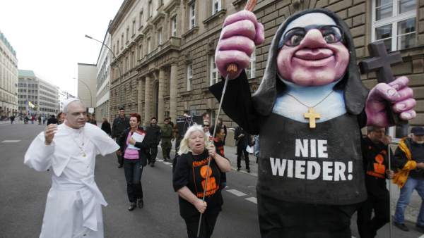 Protestas contra el papa durante su visita a Alemania.