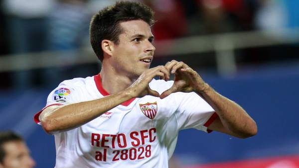Manu del Moral celebra uno de sus dos goles ante el Racing.