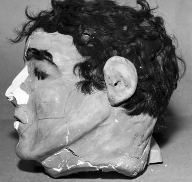 El 11 de junio de 1962 tres presos lograron fugarse de Alcatraz. En la imagen se puede ver una cabeza hecha de cemento, pintada y coronada con pelo real, con la que crearon unos muñecos que dejaron en sus celdas mientras huían. Esta cabeza es la que se encontró en la celda del supuesto cabecilla de la trama, Frank Morris.