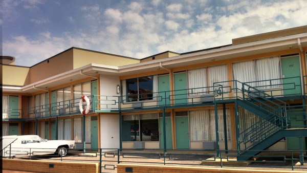 Una corona de flores señala el lugar donde fue asesinado King