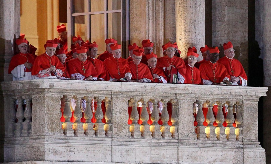 Un grupo de cardenales se reúne en el balcón de la basílica de San Pedro para observar la celebración de los feligreses tras la elección del nuevo papa Francisco I, de 76 años, en El Vaticano. Es el papa 266 de la Iglesia Católica y el primero de América Latina.