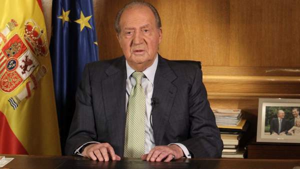 El rey don Juan Carlos, durante la comparecencia televisiva en la que explicó los motivos de su abdicación. Don Juan Carlos llevaba en el trono desde 1976 y cedió el testigo a su hijo, don Felipe de Borbón.
