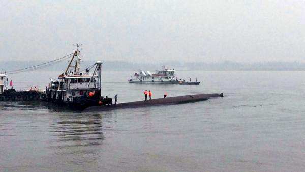 Rescatistas buscan pasajeros tras el hundimiento de un barco turístico, en Jianli, provincia de Hubei (China).