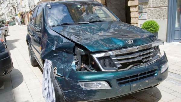 Imagen del estado del vehículo tras embestirlo su conductor contra una multitud de personas en una zona peatonal de Graz (Austria), dejando varios muertos y decenas de heridos.