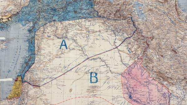 Mapa firmado por Mark Sykes y François Georges-Picot en 1916, con el reparto de Oriente Próximo entre Francia (A) y Gran Bretaña (B), con Palestina bajo administración internacional.