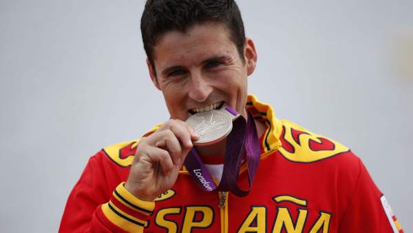 El español David Cal, celebra su medalla de plata en C1 1.000 metros de piragüismo de los Juegos Olímpicos de Londres 2012.