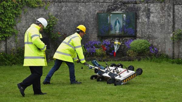 Dos ingenieros utilizando un georradar en el patio del Mother and Baby Home en Tuam, Irlanda.