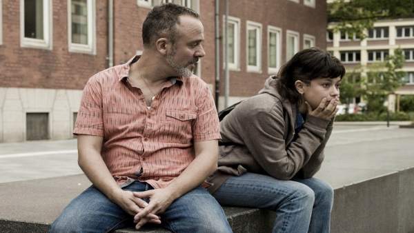 Javier Gutierrez and Anna Castillo in El Olivo