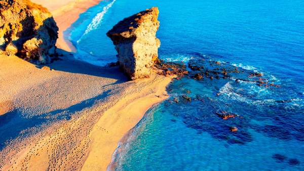 Vista de la playa de Los Muertos, en el municipio almeriense de Carboneras.