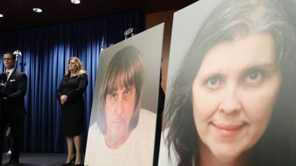 El fiscal de Riverside Mike Hestrin anuncia los cargos contra el matrimonio que secuestró a sus 13 hijos durante años en California.