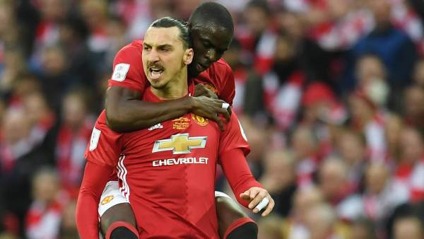 Zlatan Ibrahimovic celebra junto a Eric Bailly uno de los goles del Manchester United en la final de la Copa de la Liga.